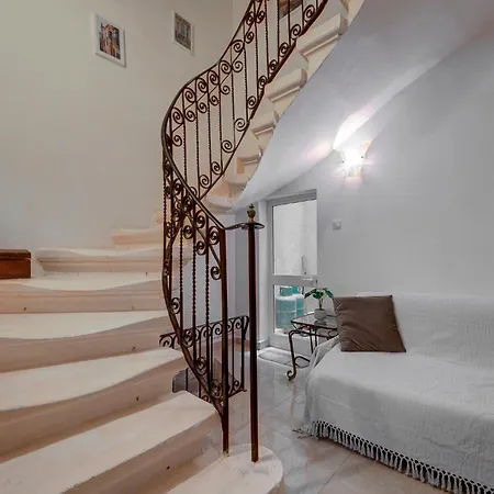 Victory In With Traditional Maltese Charm By 360 Estates Daire Birgu